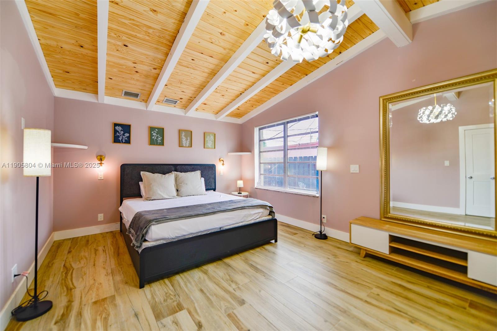 2443 3 / 3 1716 кв.футов $ 2025-11-11 0 Фото