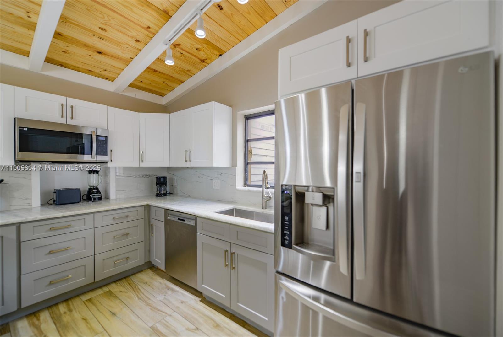 2443 3 / 3 1716 кв.футов $ 2025-11-11 0 Фото