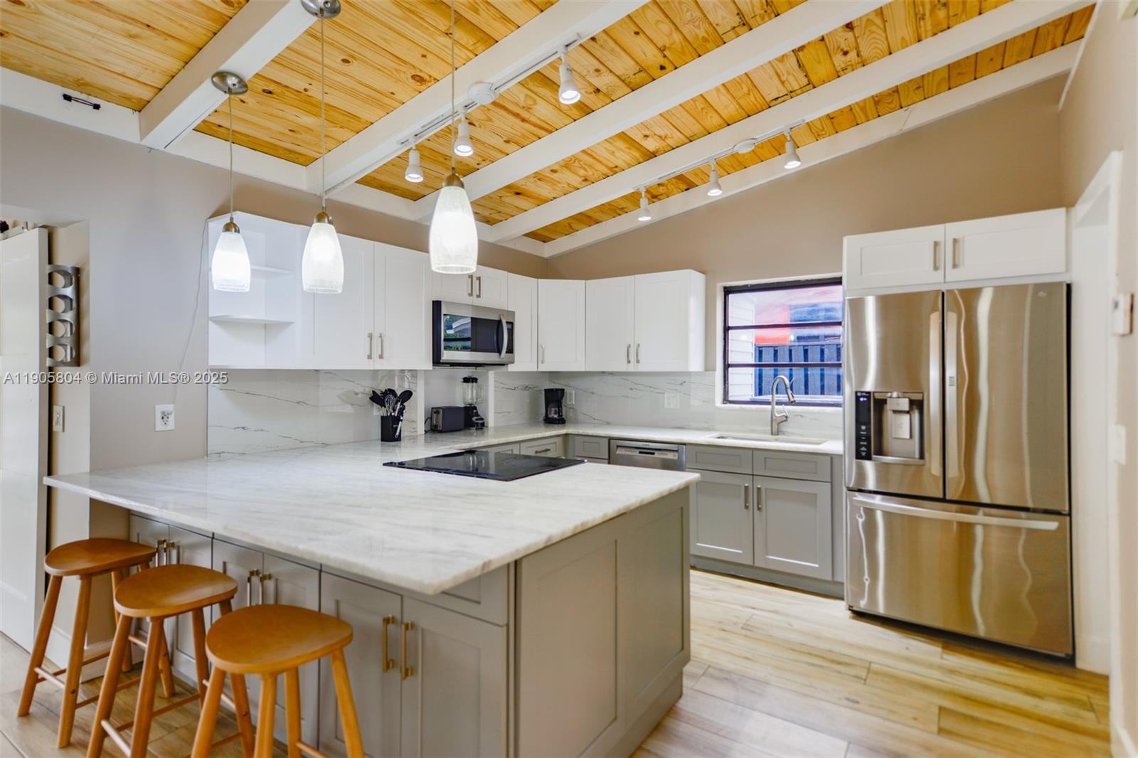 2443 3 / 3 1716 кв.футов $ 2025-11-11 0 Фото