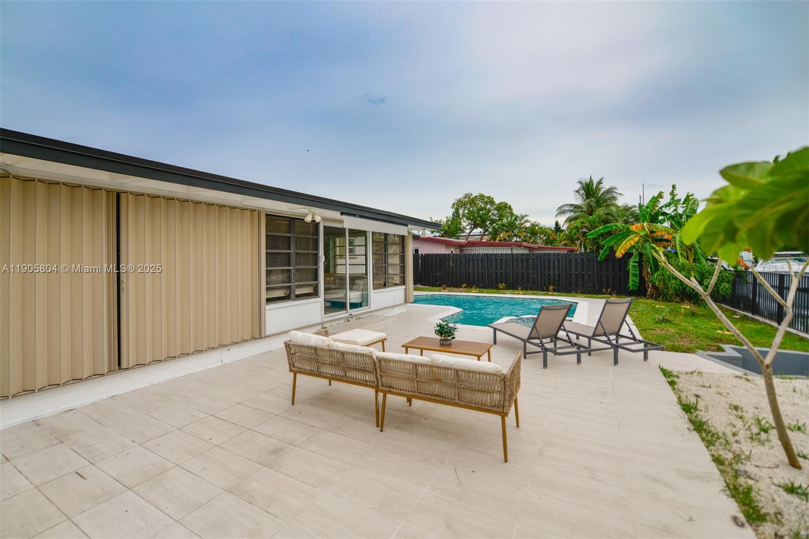 2443 3 / 3 1716 кв.футов $ 2025-11-11 0 Фото