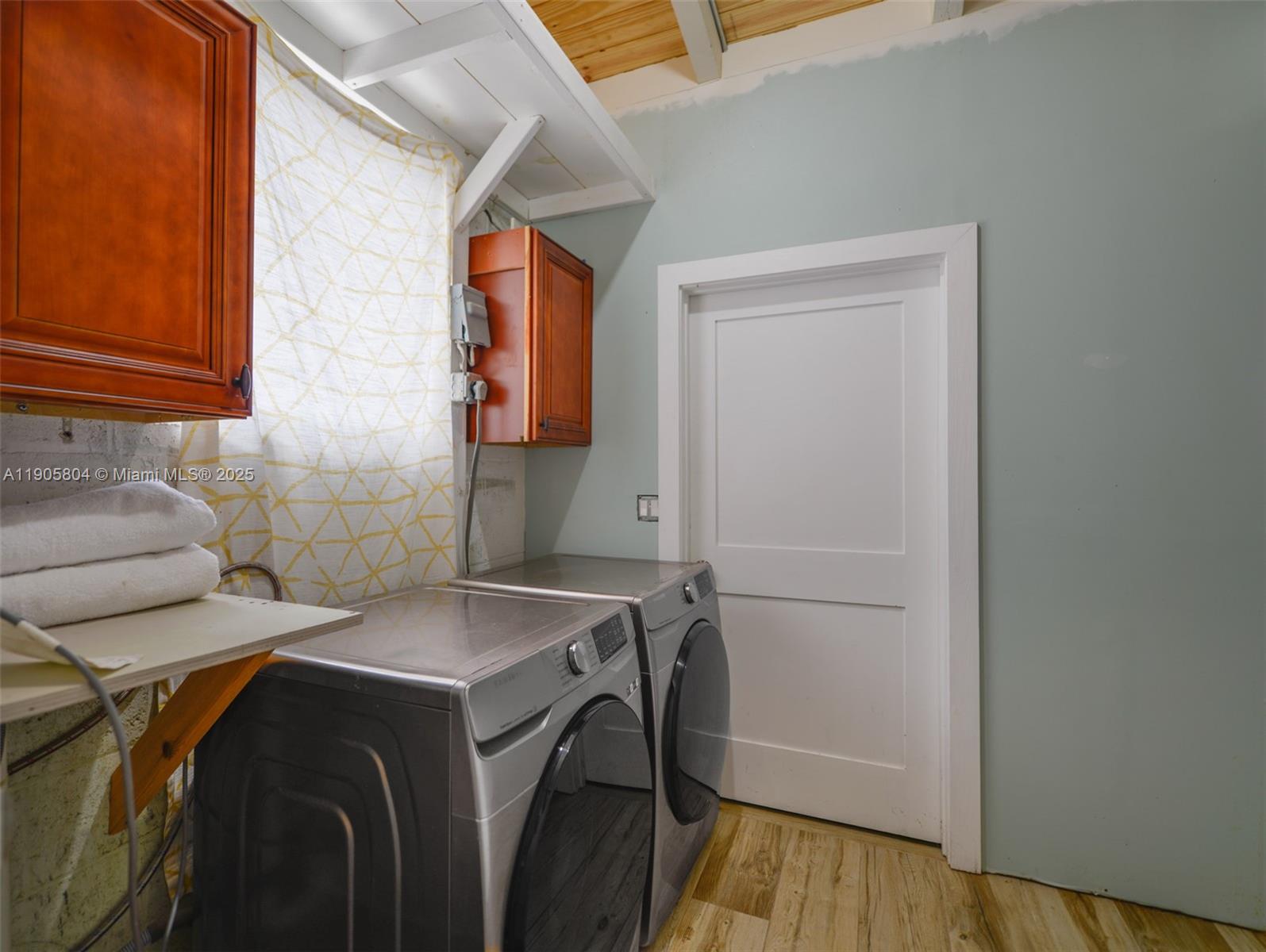 2443 3 / 3 1716 кв.футов $ 2025-11-11 0 Фото