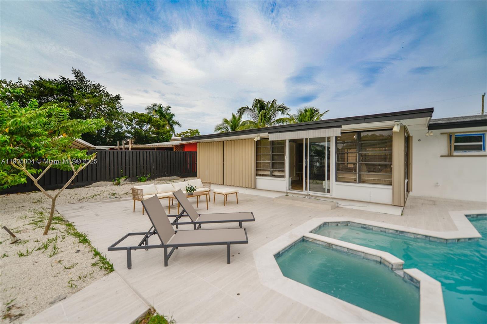 2443 3 / 3 1716 кв.футов $ 2025-11-11 0 Фото