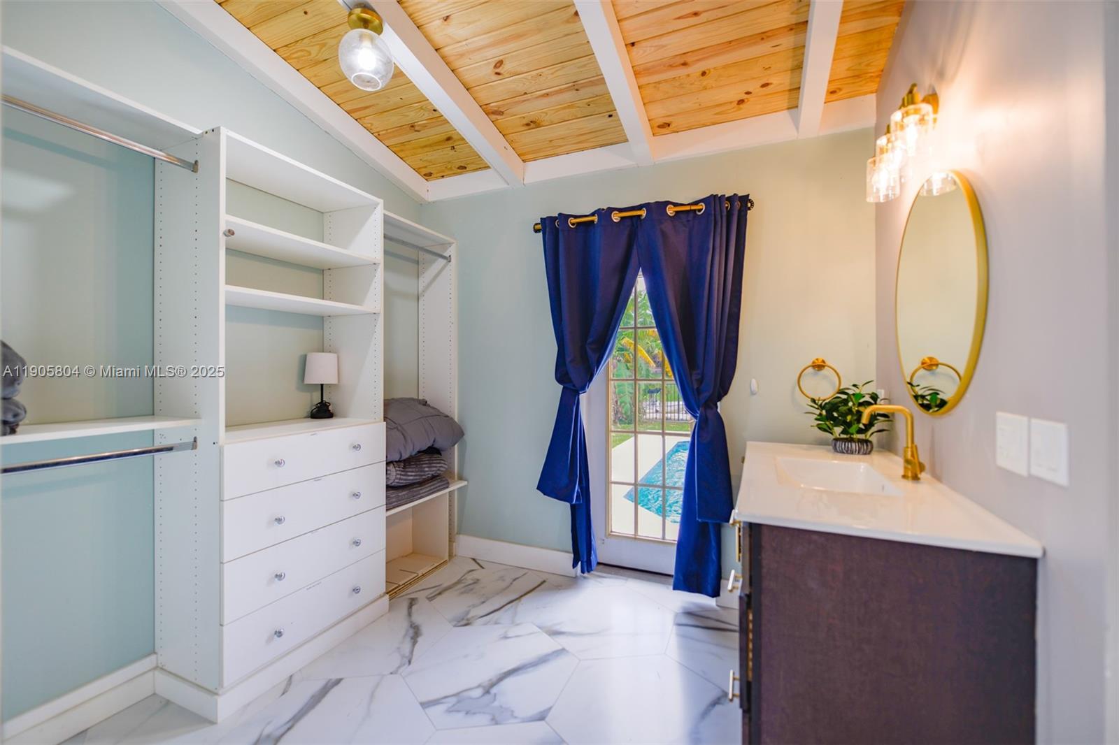 2443 3 / 3 1716 кв.футов $ 2025-11-11 0 Фото