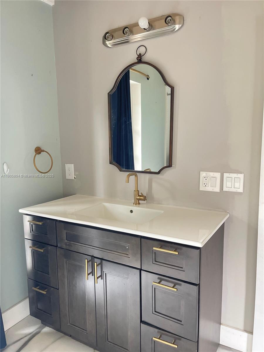 2443 3 / 3 1716 кв.футов $ 2025-11-11 0 Фото