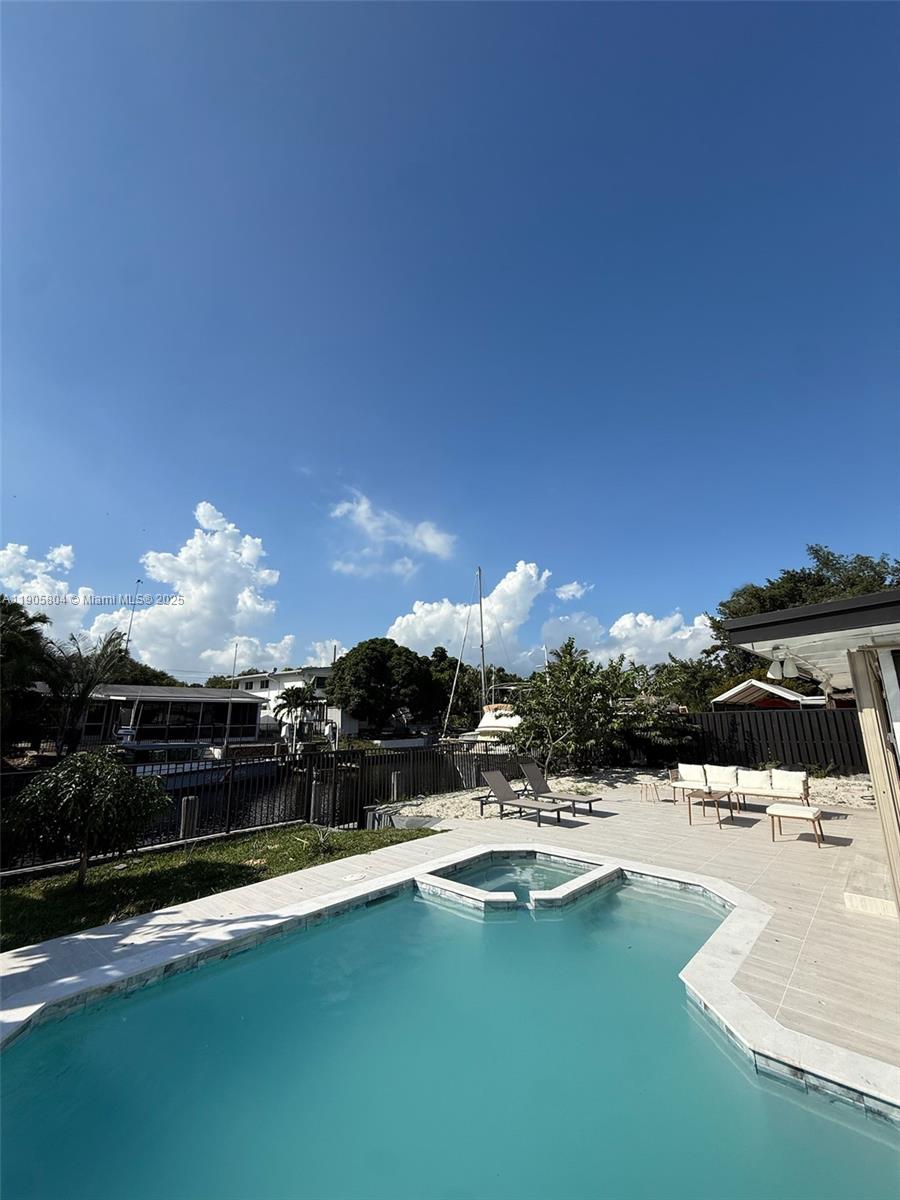 2443 3 / 3 1716 кв.футов $ 2025-11-11 0 Фото