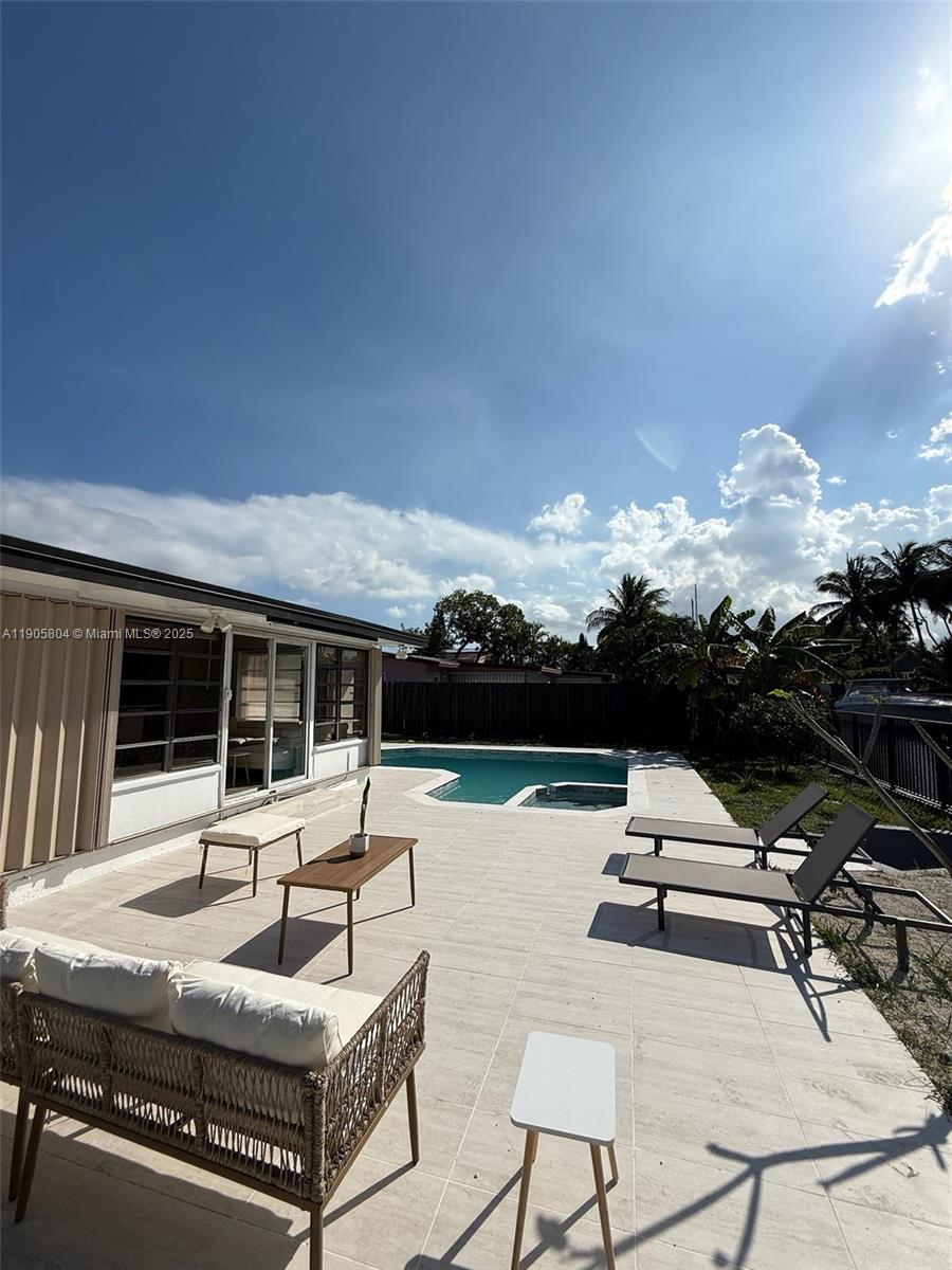 2443 3 / 3 1716 кв.футов $ 2025-11-11 0 Фото