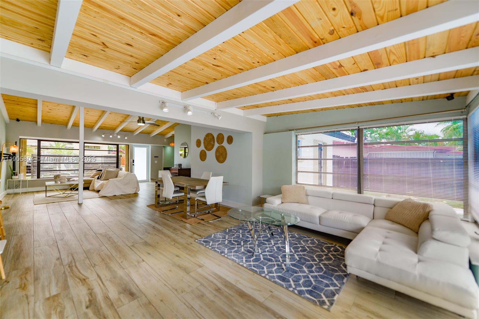 2443 3 / 3 1716 кв.футов $ 2025-11-11 0 Фото