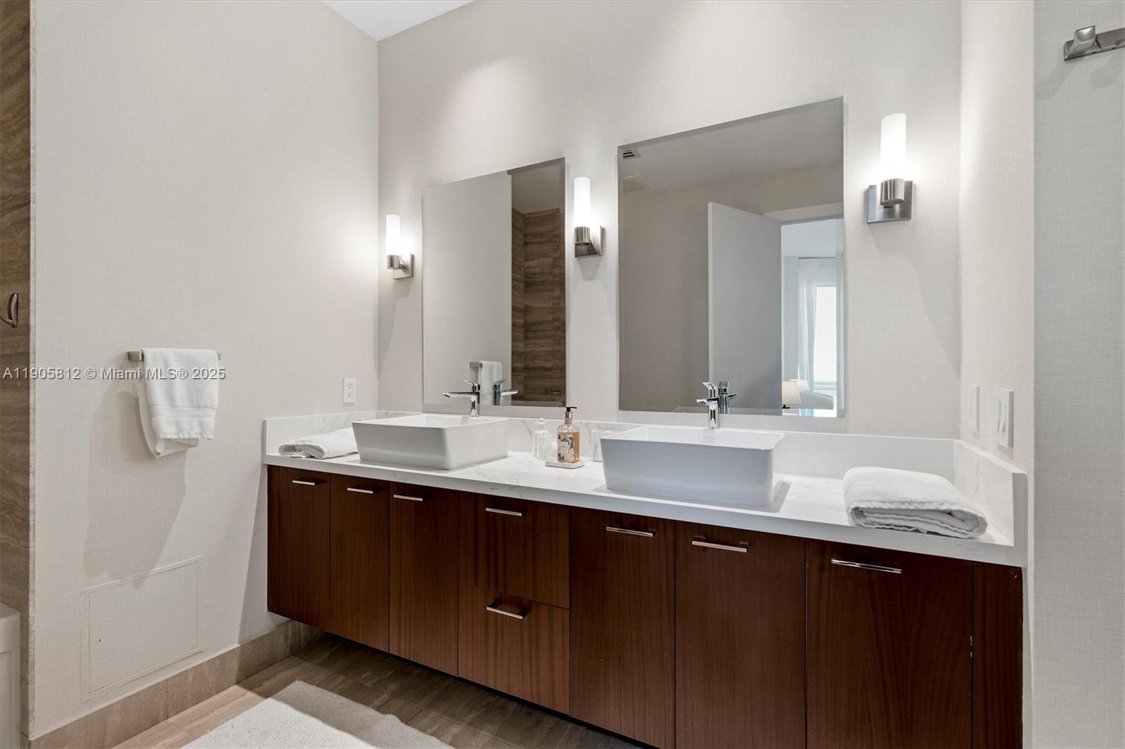 See details 3405 2 / 2 1463 sq. ft. $ 2025-10-30 0 Photo