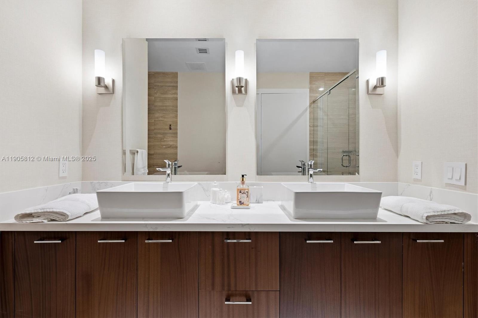 See details 3405 2 / 2 1463 sq. ft. $ 2025-10-30 0 Photo