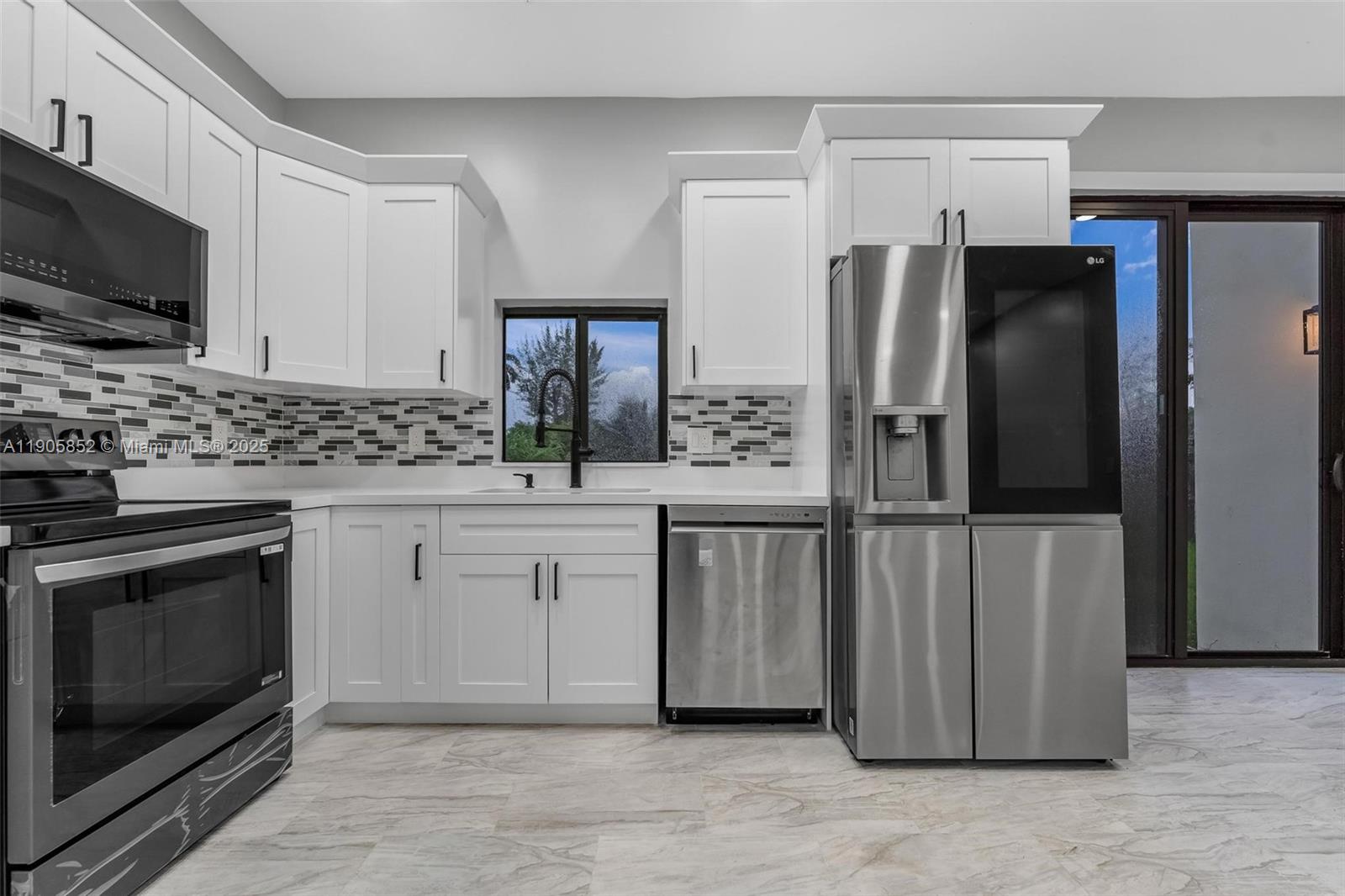 See details / 4337 sq. ft. $ 2025-10-31 0 Photo