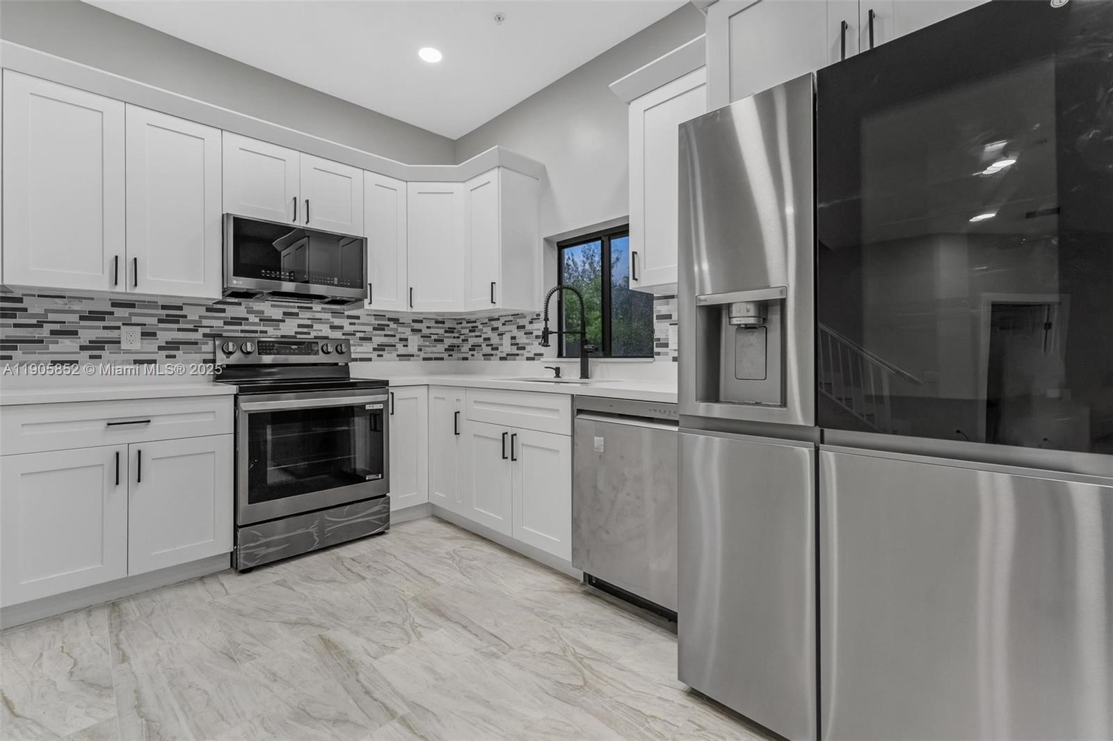 See details / 4337 sq. ft. $ 2025-10-31 0 Photo