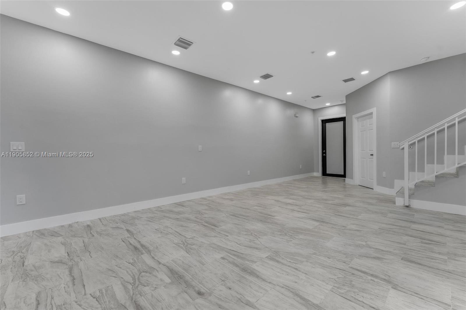 See details / 4337 sq. ft. $ 2025-10-31 0 Photo