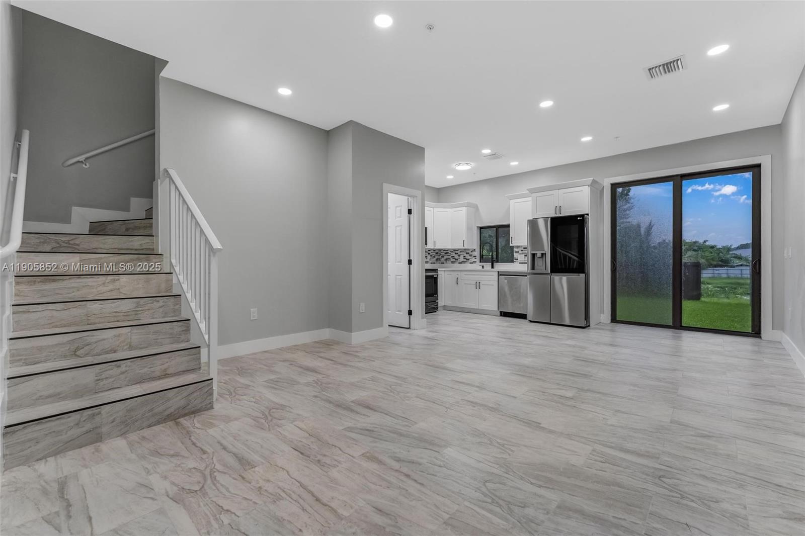 See details / 4337 sq. ft. $ 2025-10-31 0 Photo