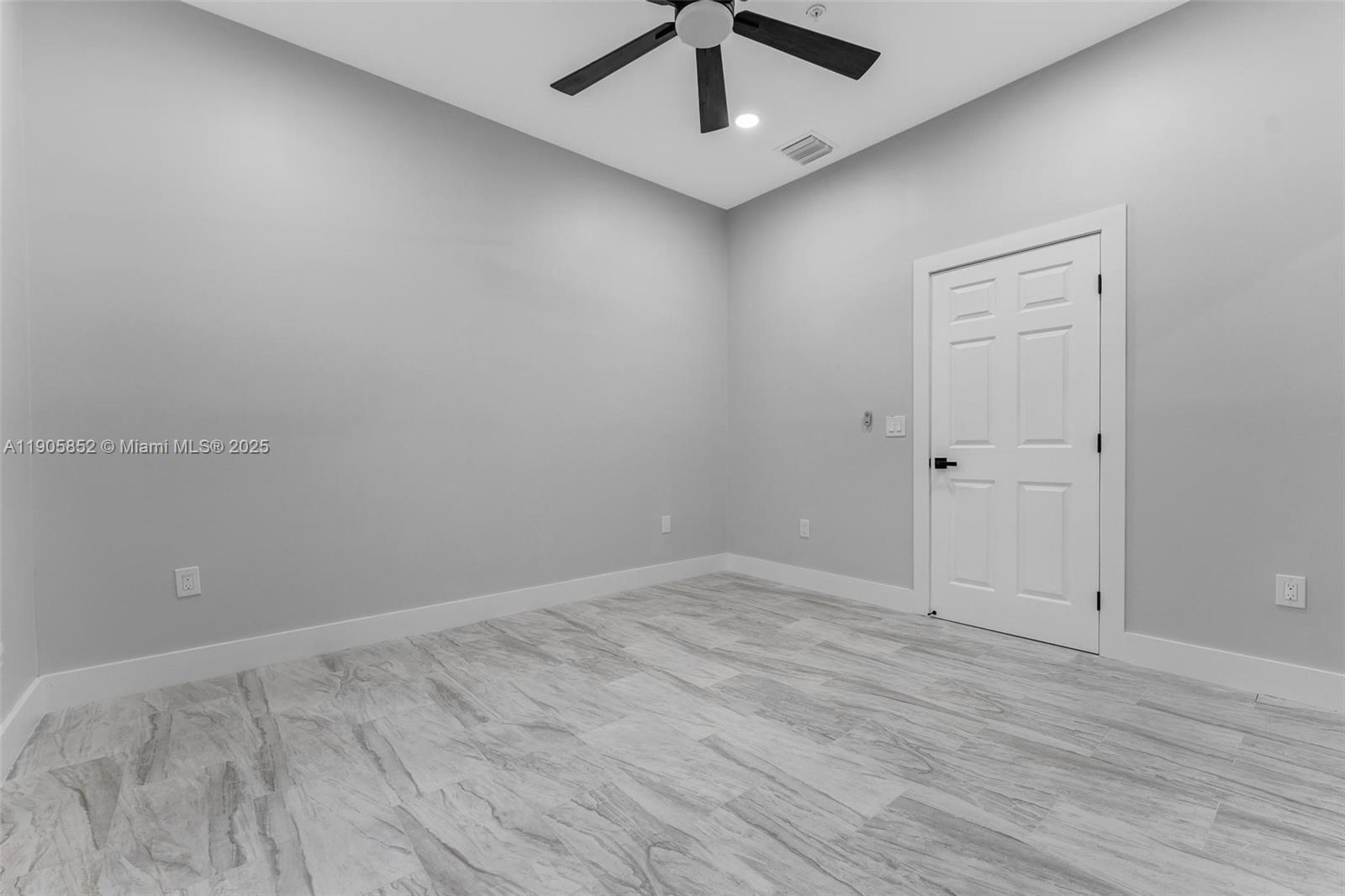 See details / 4337 sq. ft. $ 2025-10-31 0 Photo