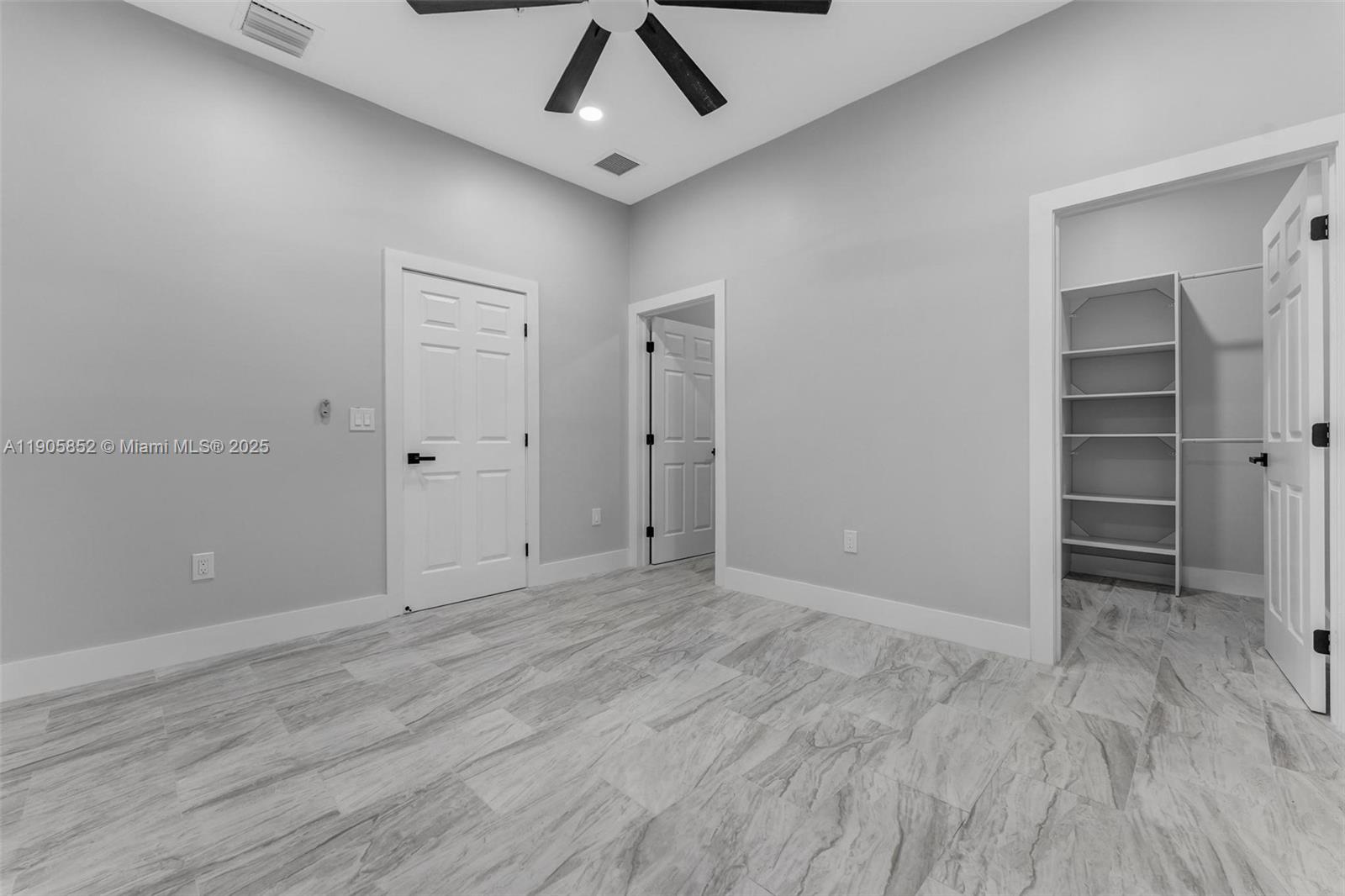 See details / 4337 sq. ft. $ 2025-10-31 0 Photo