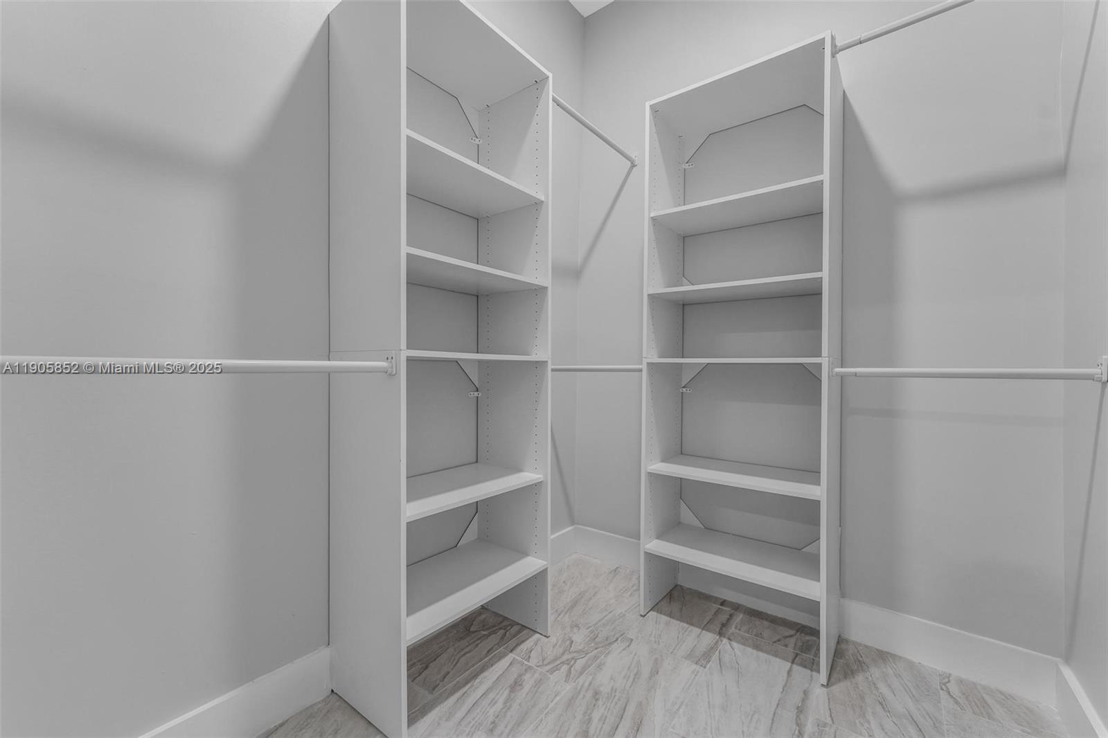 See details / 4337 sq. ft. $ 2025-10-31 0 Photo