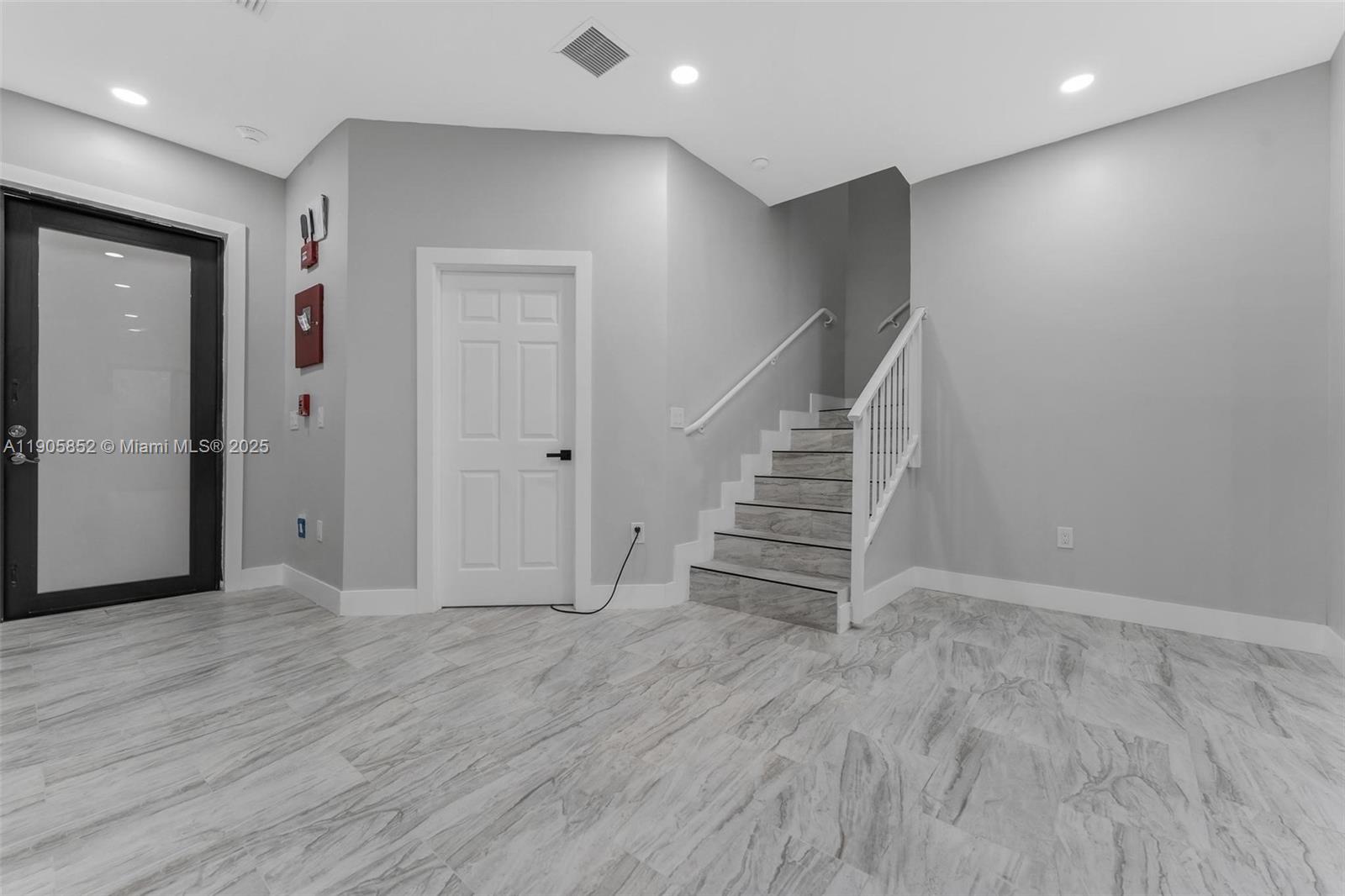 See details / 4337 sq. ft. $ 2025-10-31 0 Photo