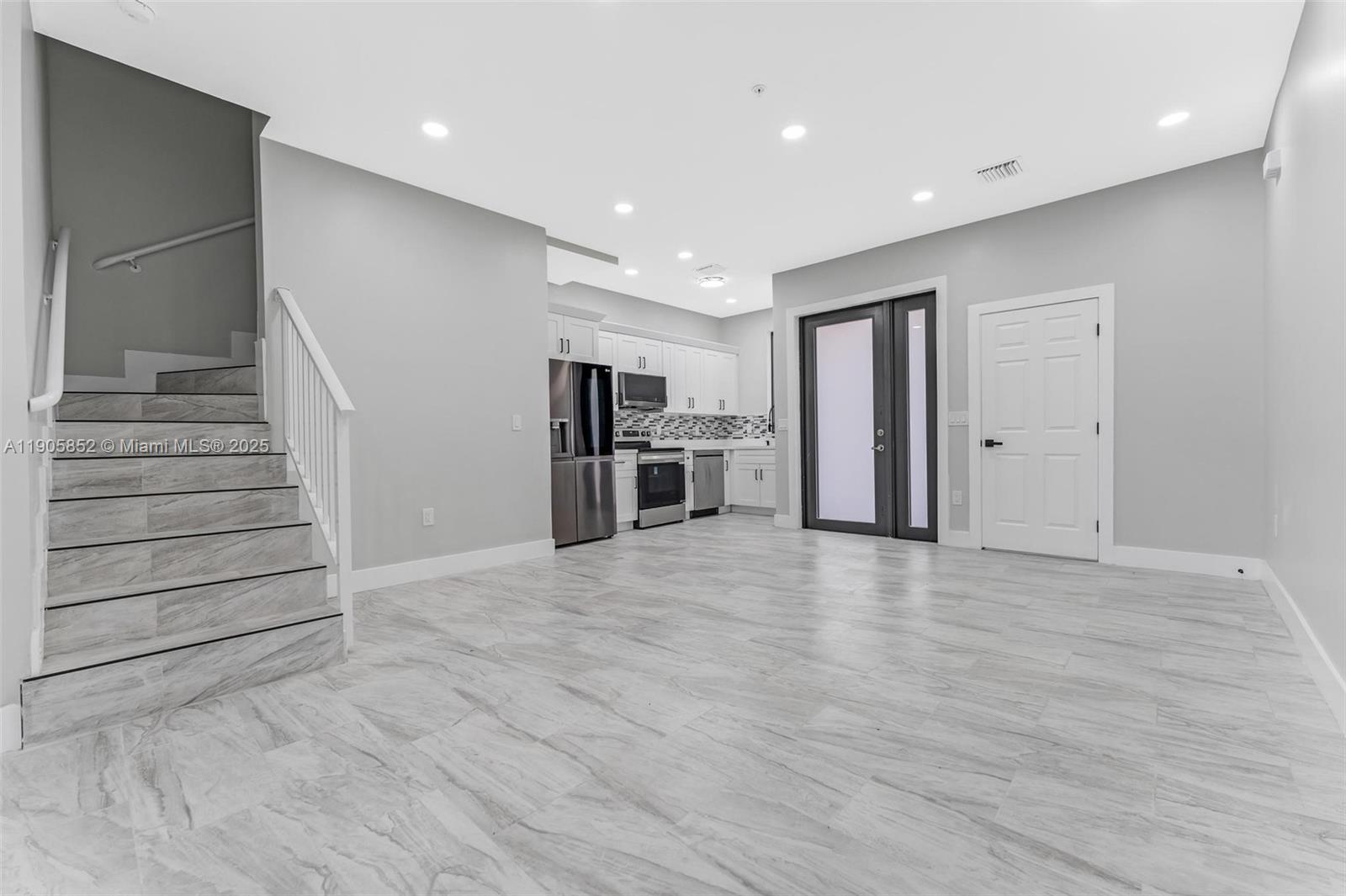 See details / 4337 sq. ft. $ 2025-10-31 0 Photo