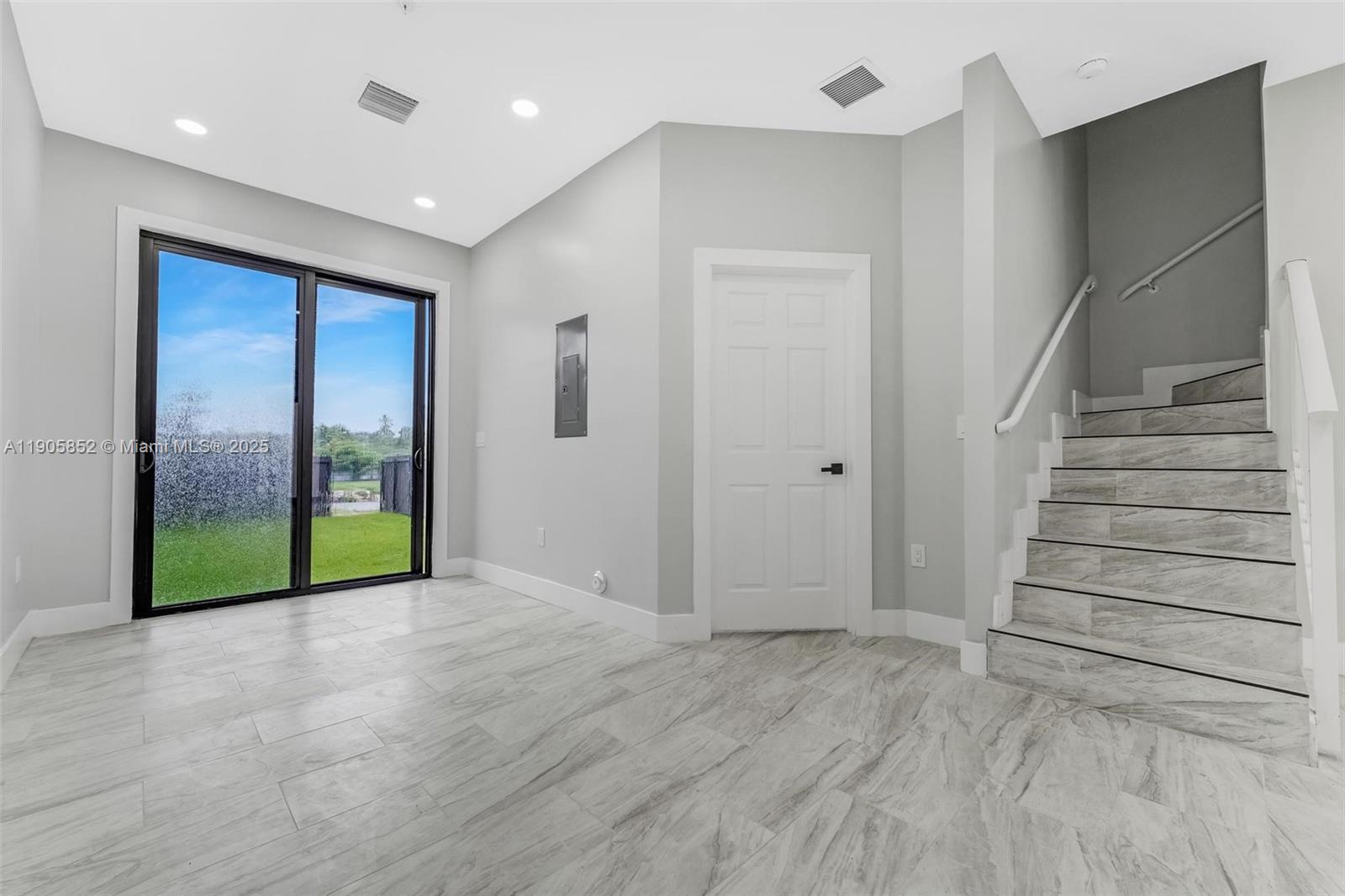 See details / 4337 sq. ft. $ 2025-10-31 0 Photo