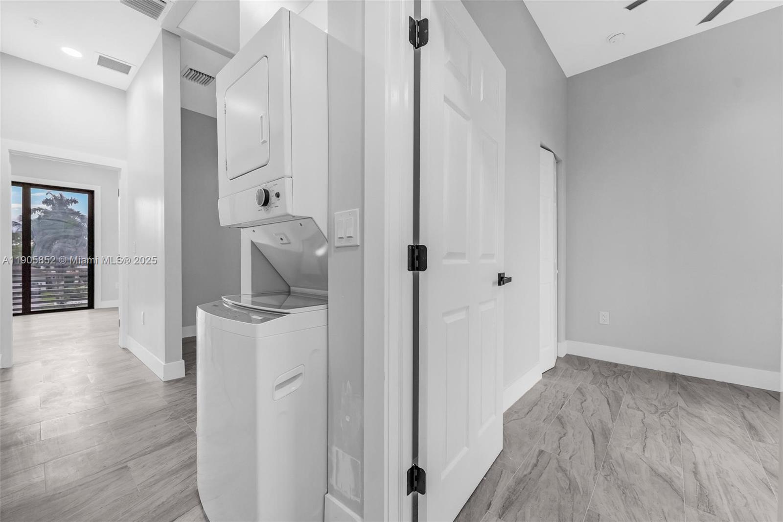 See details / 4337 sq. ft. $ 2025-10-31 0 Photo