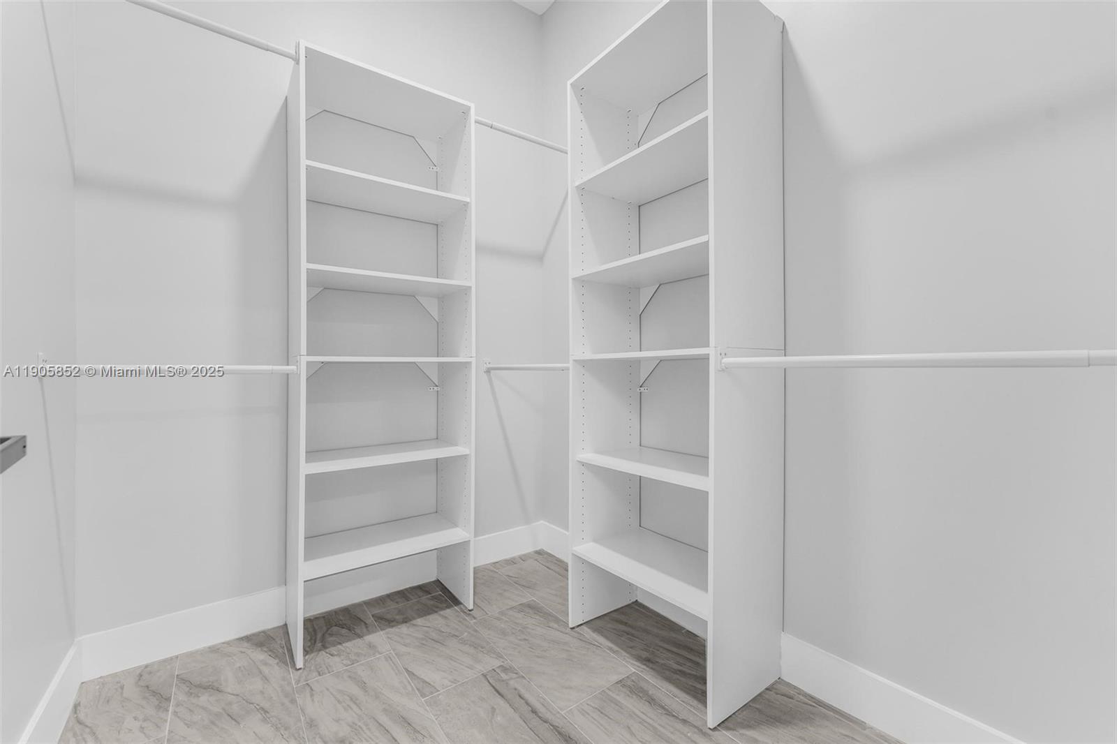 See details / 4337 sq. ft. $ 2025-10-31 0 Photo