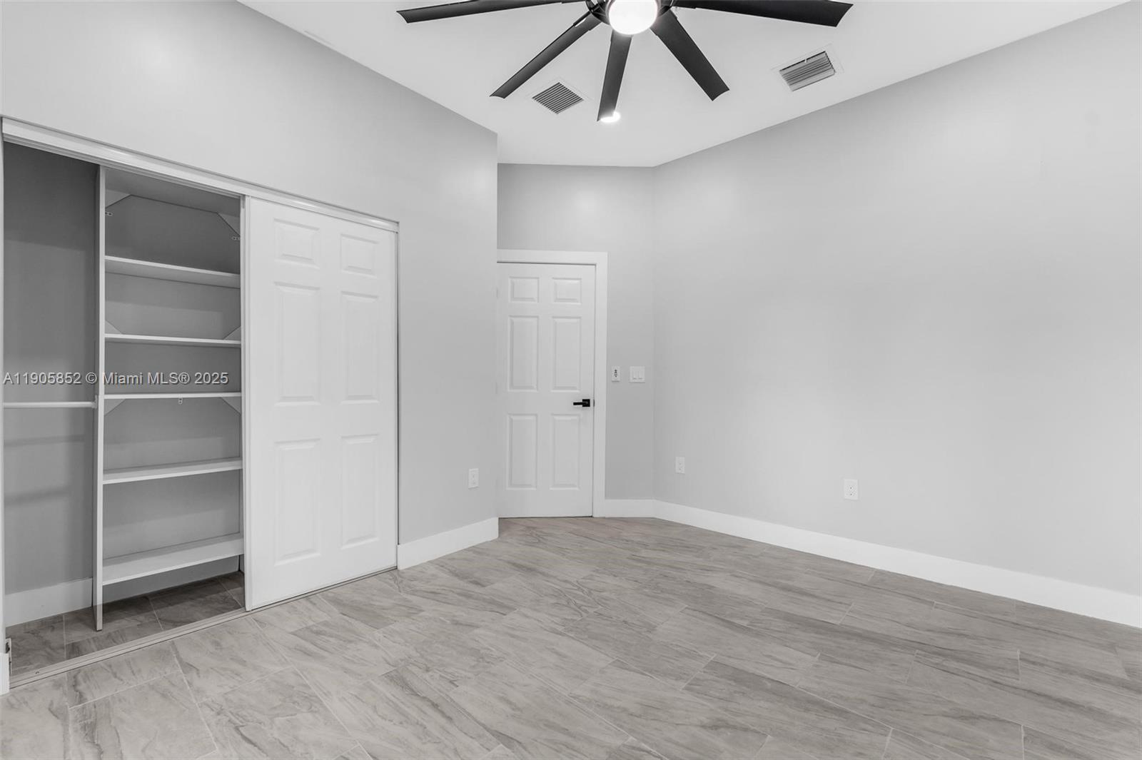 See details / 4337 sq. ft. $ 2025-10-31 0 Photo