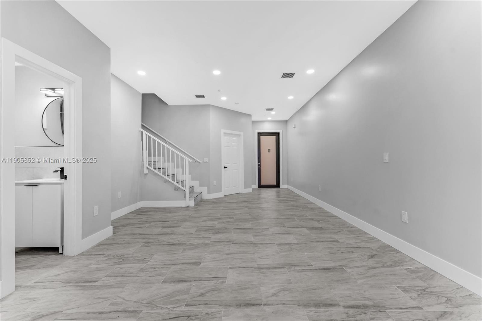 See details / 4337 sq. ft. $ 2025-10-31 0 Photo