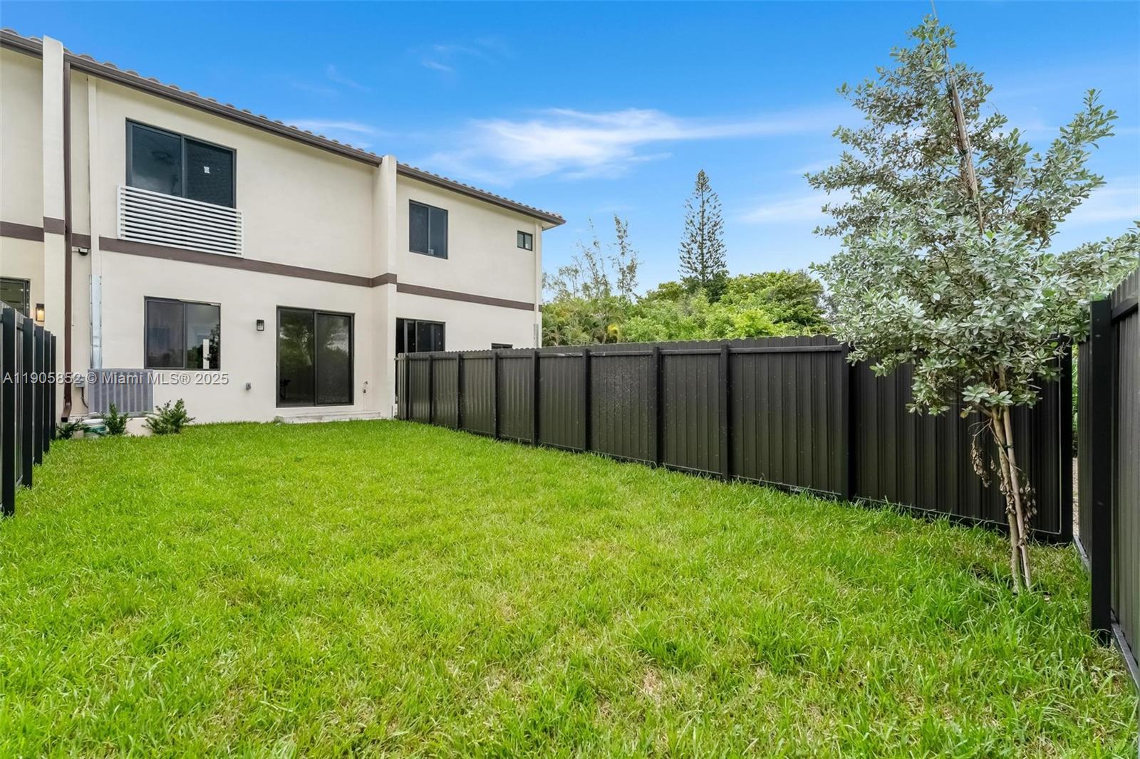 See details / 4337 sq. ft. $ 2025-10-31 0 Photo