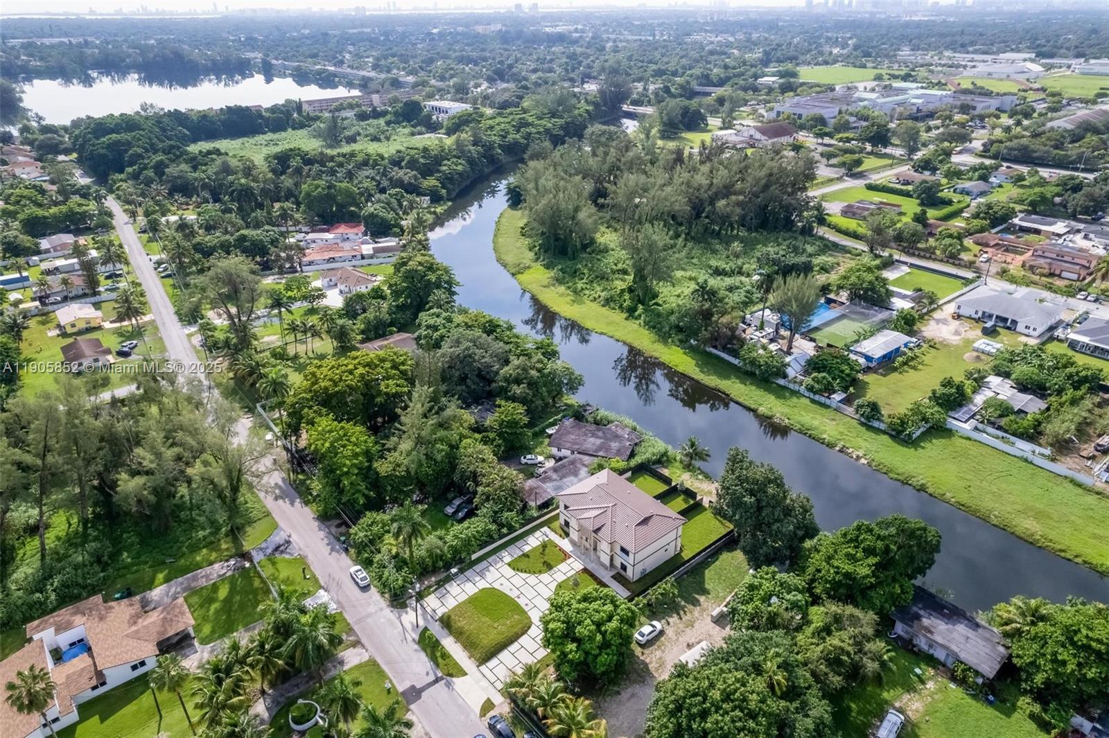 See details / 4337 sq. ft. $ 2025-10-31 0 Photo