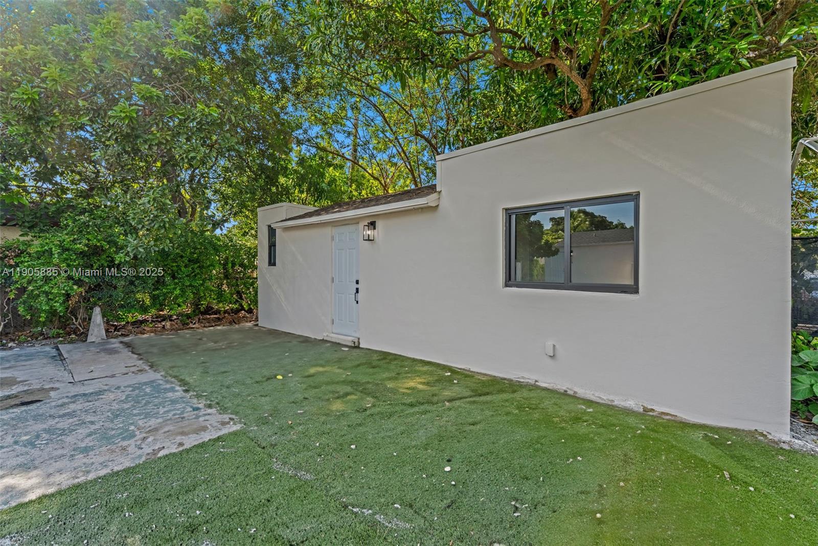   /  1600 sq. ft. $ 2025-10-31 0 foto