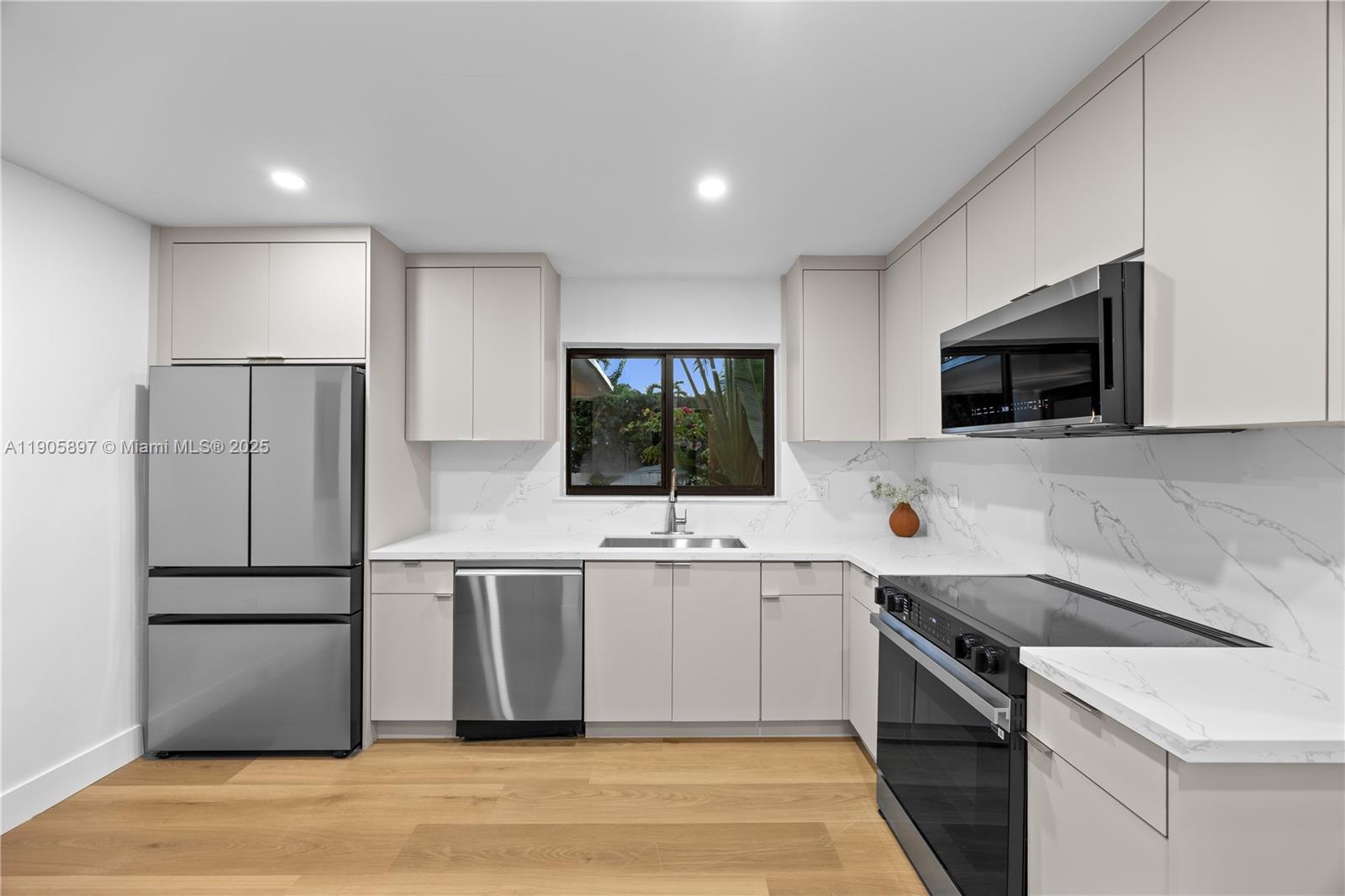   /  2088 sq. ft. $ 2025-10-31 0 foto