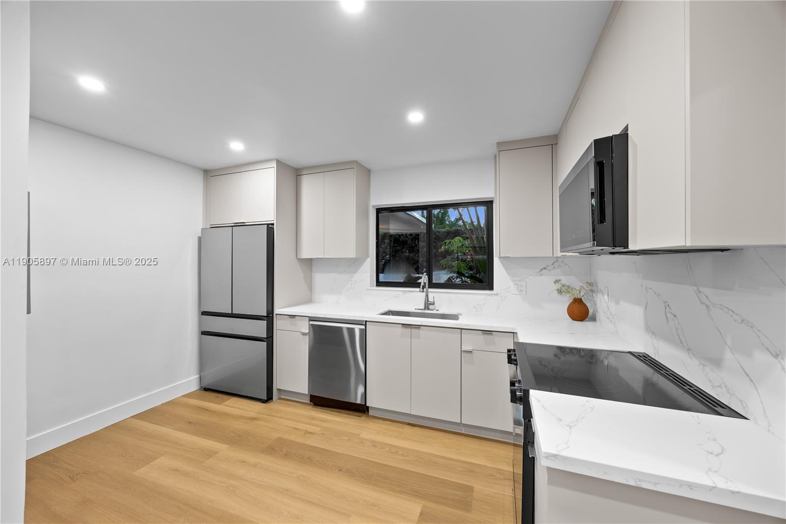   /  2088 sq. ft. $ 2025-10-31 0 foto