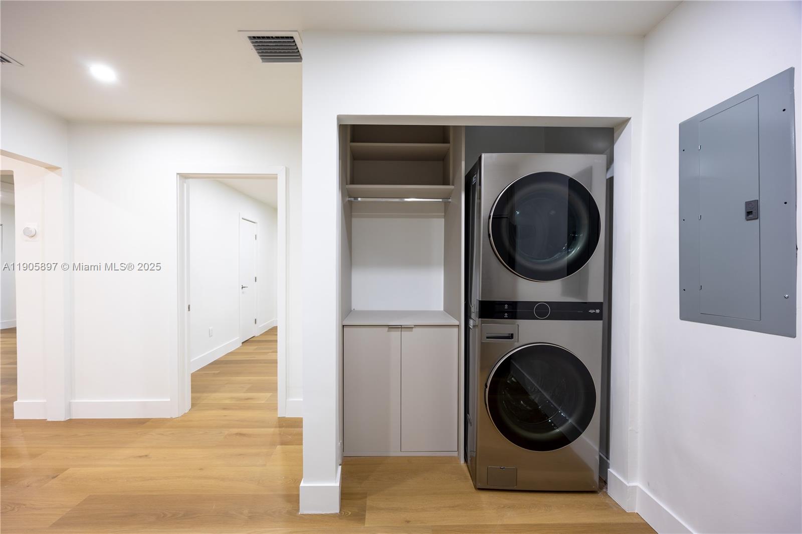   /  2088 sq. ft. $ 2025-10-31 0 foto