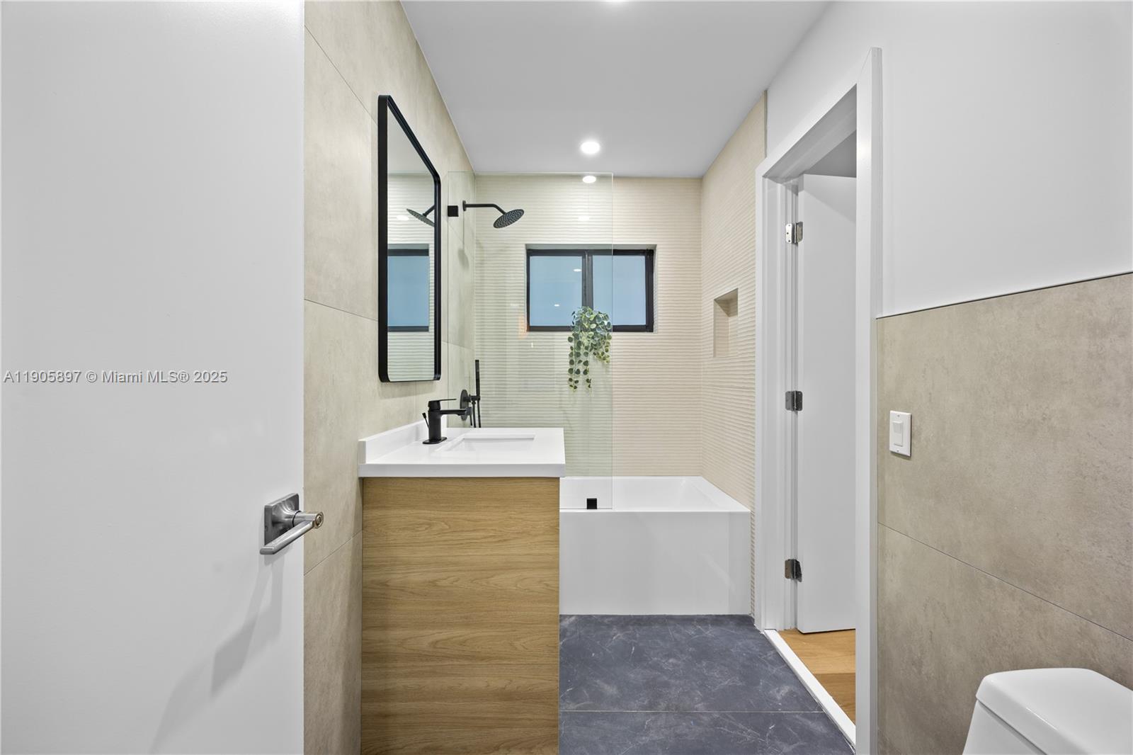   /  2088 sq. ft. $ 2025-10-31 0 foto