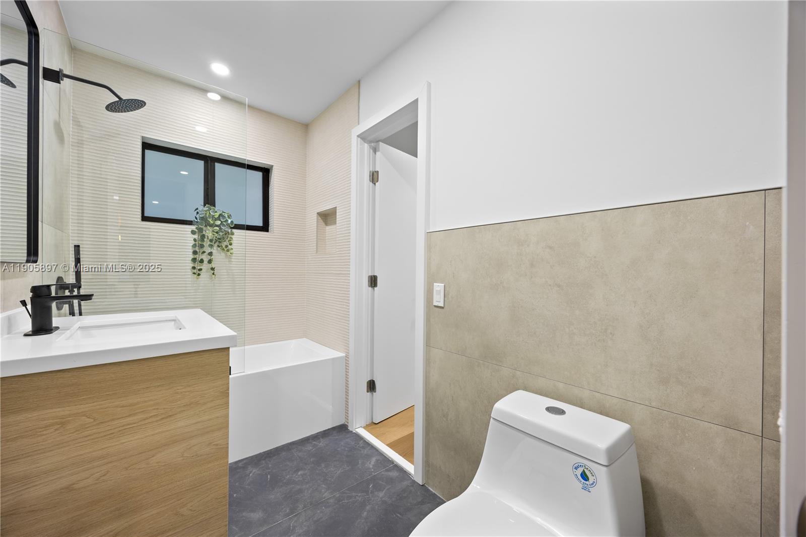   /  2088 sq. ft. $ 2025-10-31 0 foto