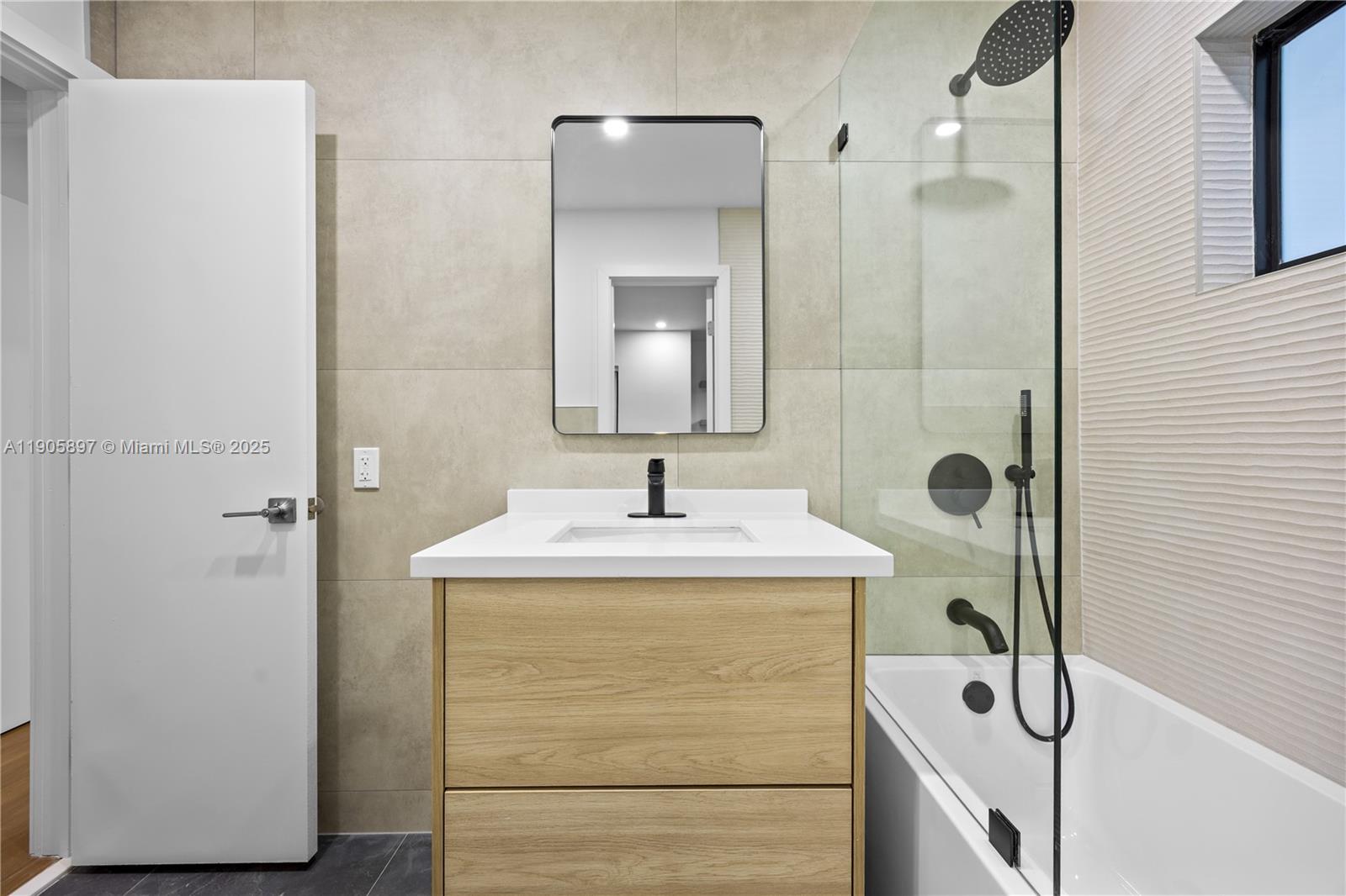   /  2088 sq. ft. $ 2025-10-31 0 foto