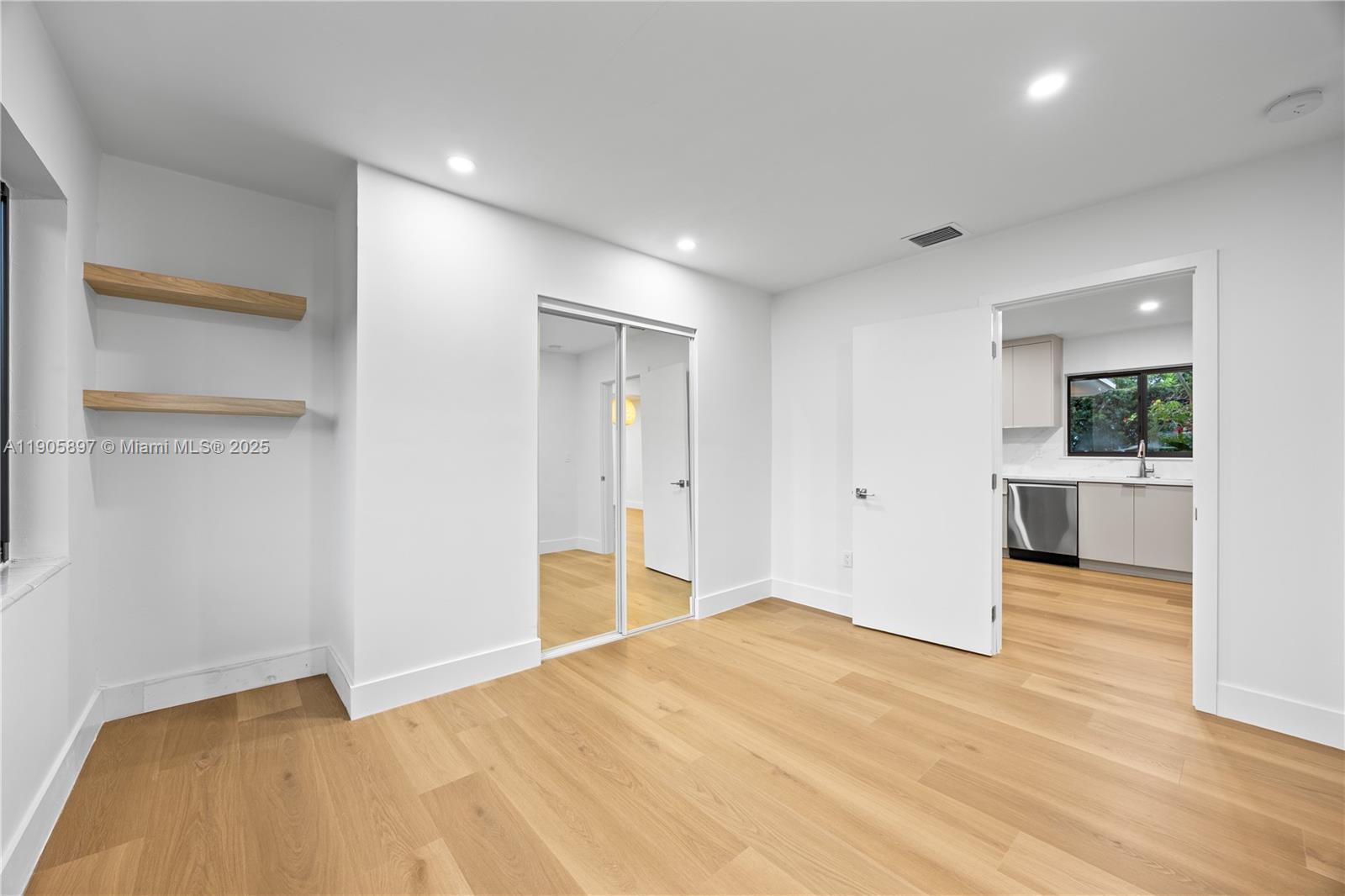   /  2088 sq. ft. $ 2025-10-31 0 foto