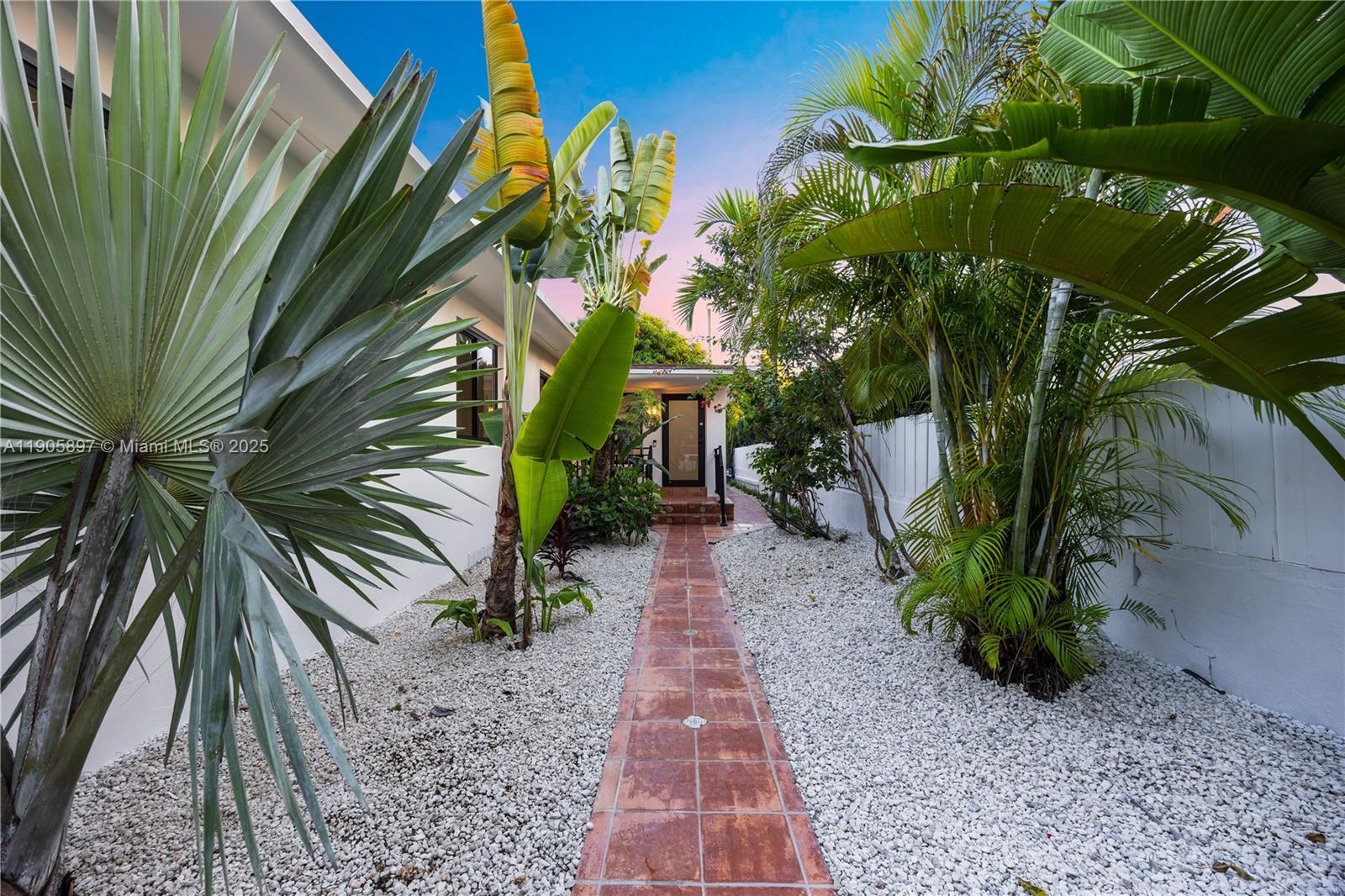   /  2088 sq. ft. $ 2025-10-31 0 foto