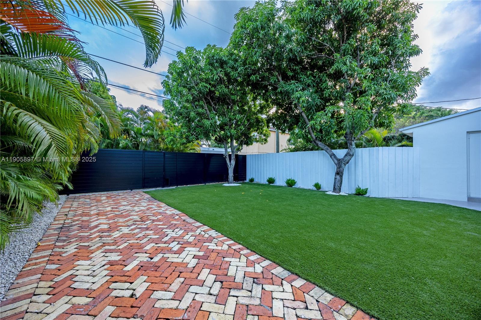   /  2088 sq. ft. $ 2025-10-31 0 foto