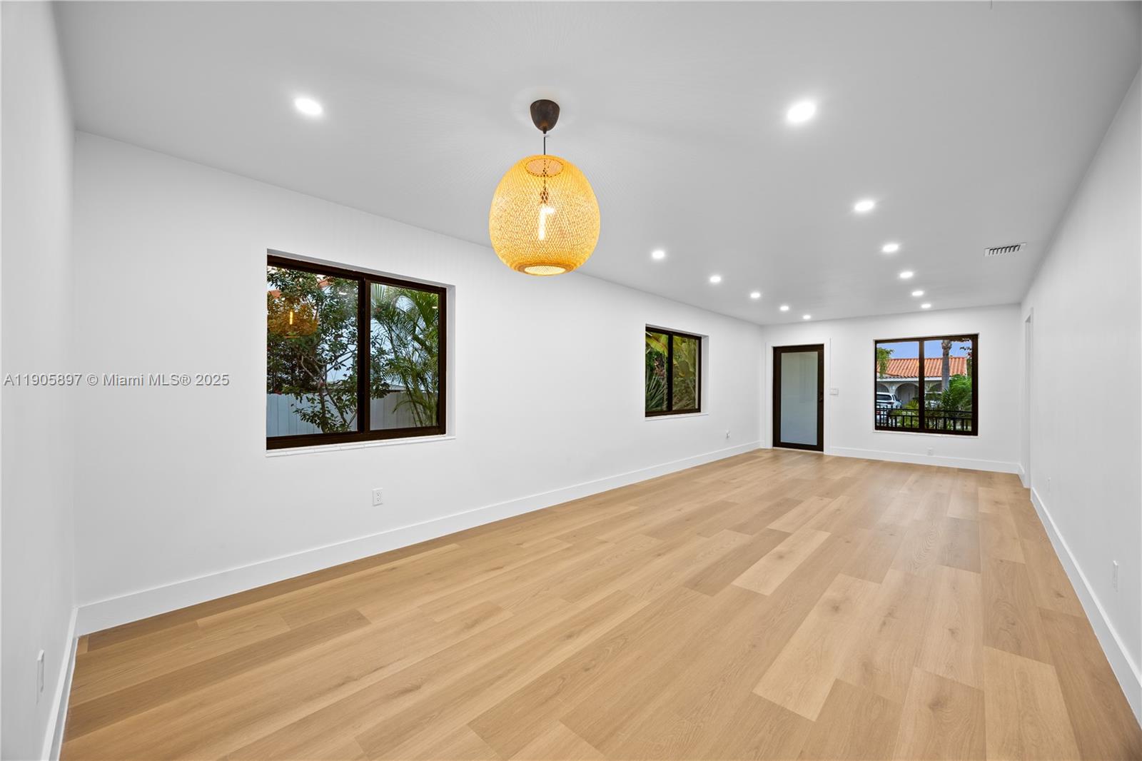   /  2088 sq. ft. $ 2025-10-31 0 foto