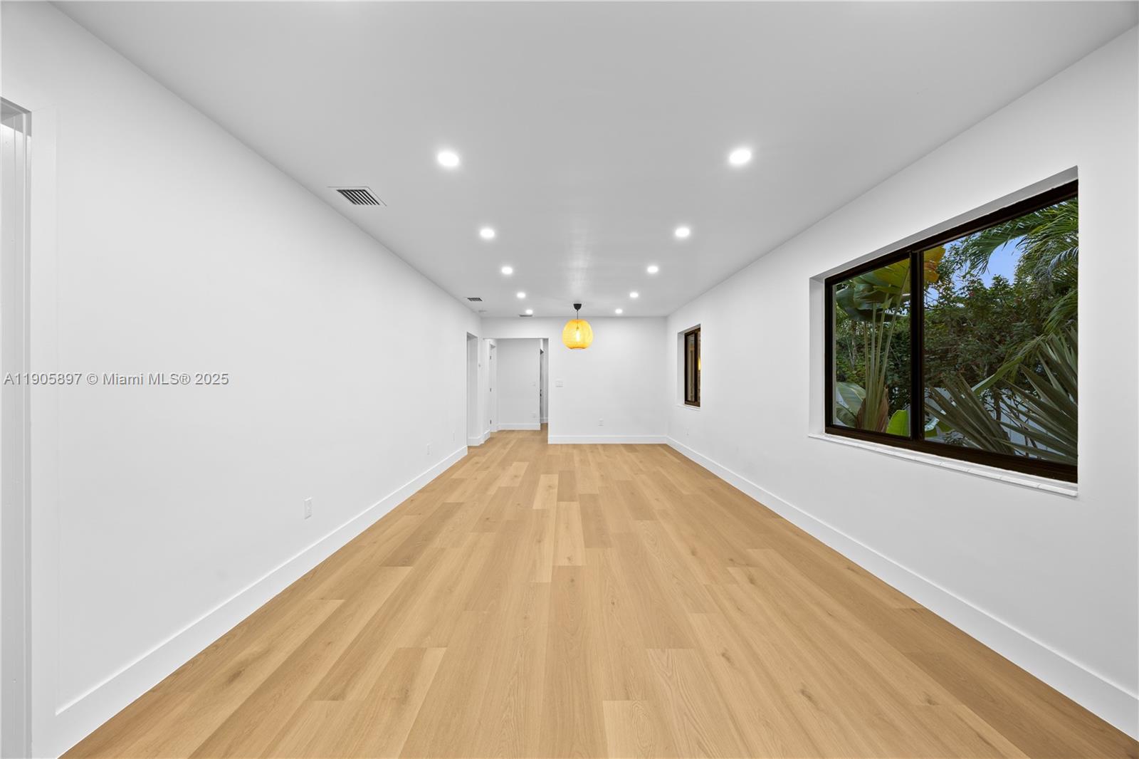   /  2088 sq. ft. $ 2025-10-31 0 foto