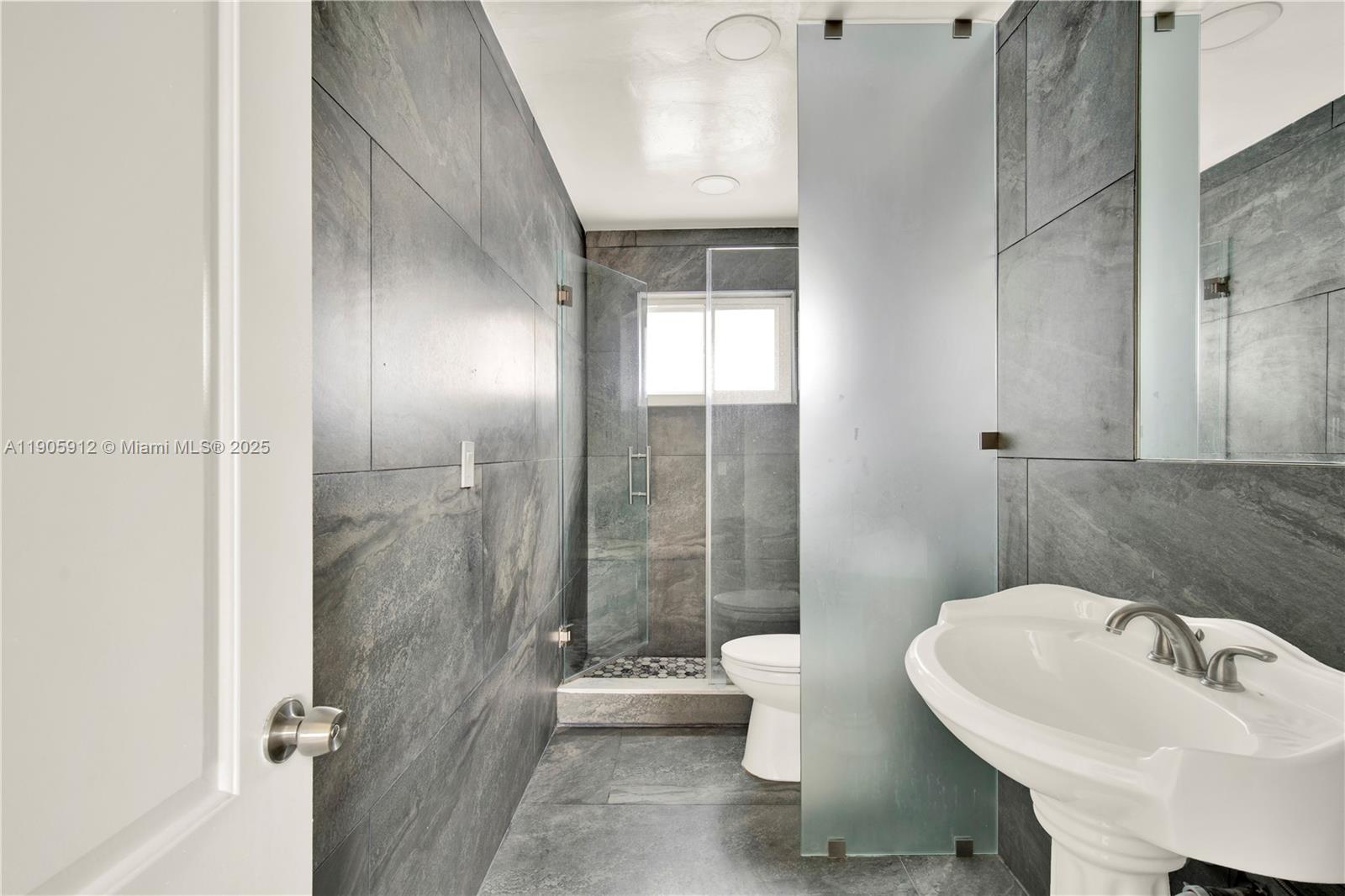 See details   /  3380 sq. ft. $ 2025-10-31 0 Photo