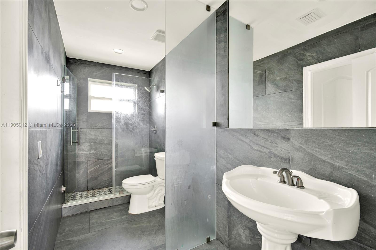 See details   /  3380 sq. ft. $ 2025-10-31 0 Photo