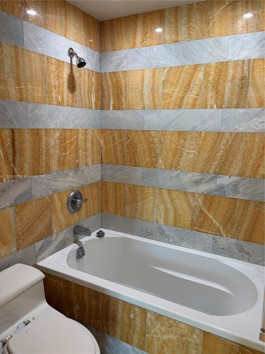 222 2 / 2 1357 sq. ft. $ 2025-10-31 0 Photo