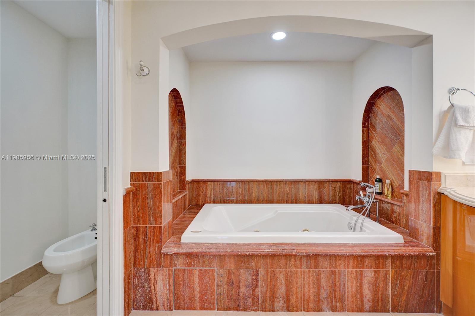 2605 3 / 3 2214 sq. ft. $ 2025-10-31 0 Photo