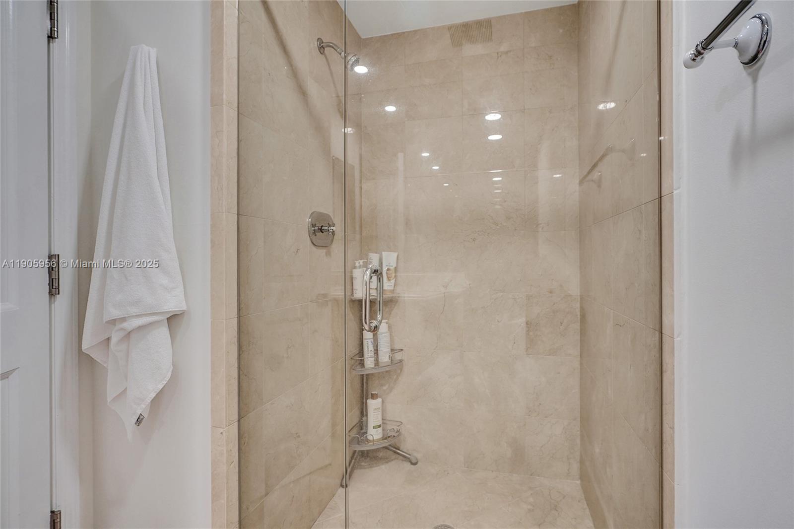 2605 3 / 3 2214 sq. ft. $ 2025-10-31 0 Photo