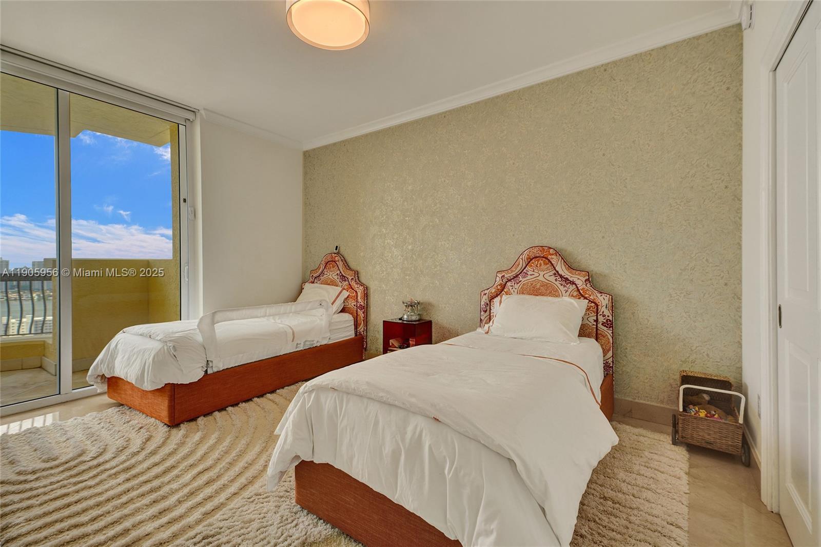 2605 3 / 3 2214 sq. ft. $ 2025-10-31 0 Photo