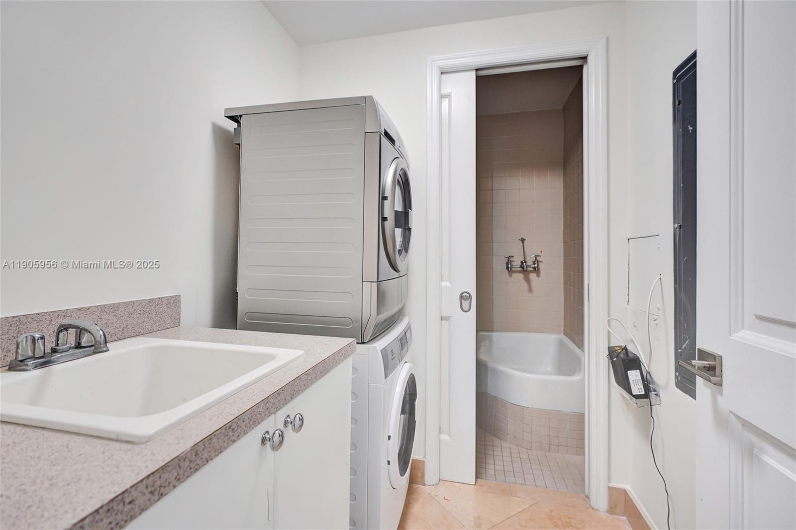 2605 3 / 3 2214 sq. ft. $ 2025-10-31 0 Photo