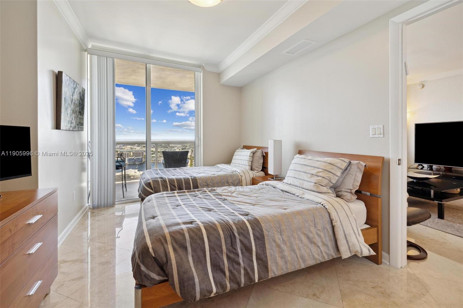 See details 4007 3 / 3 1571 sq. ft. $ 2025-10-31 0 Photo