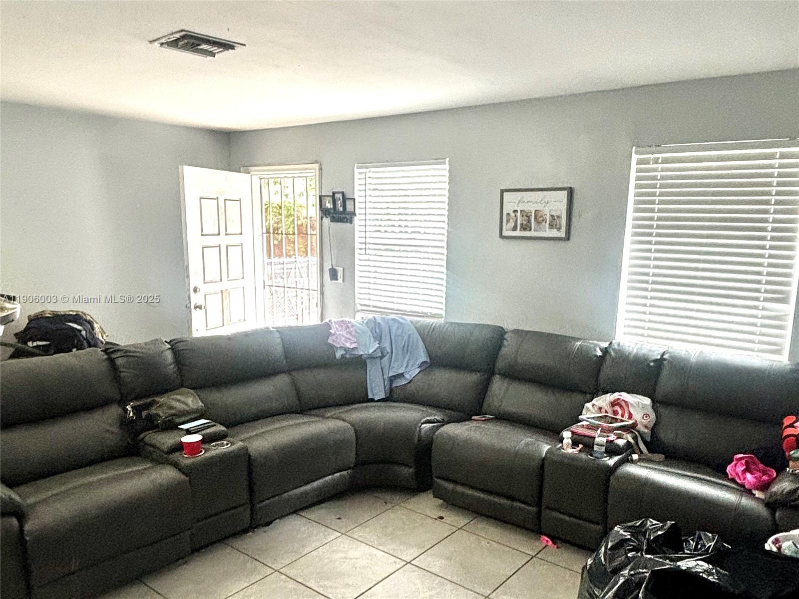 See details   /  1928 sq. ft. $ 2025-10-31 0 Photo